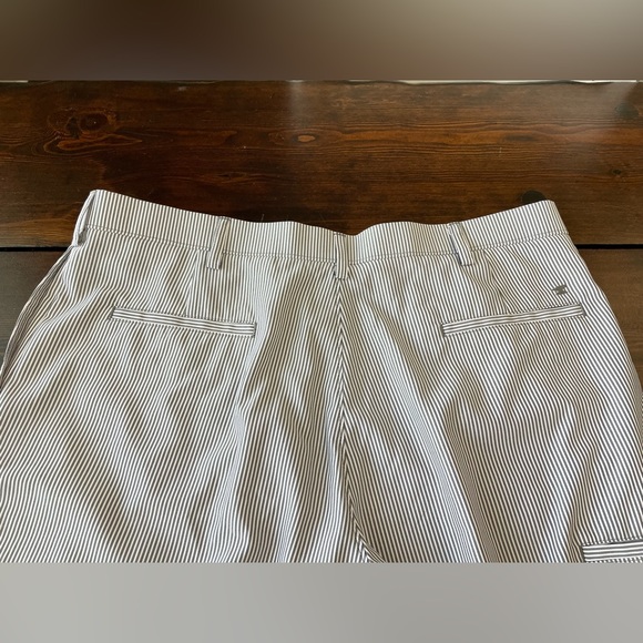 Men’s lightweight golf shorts, gray/white striped, with pockets. Size 38. EUC! - Picture 7 of 11
